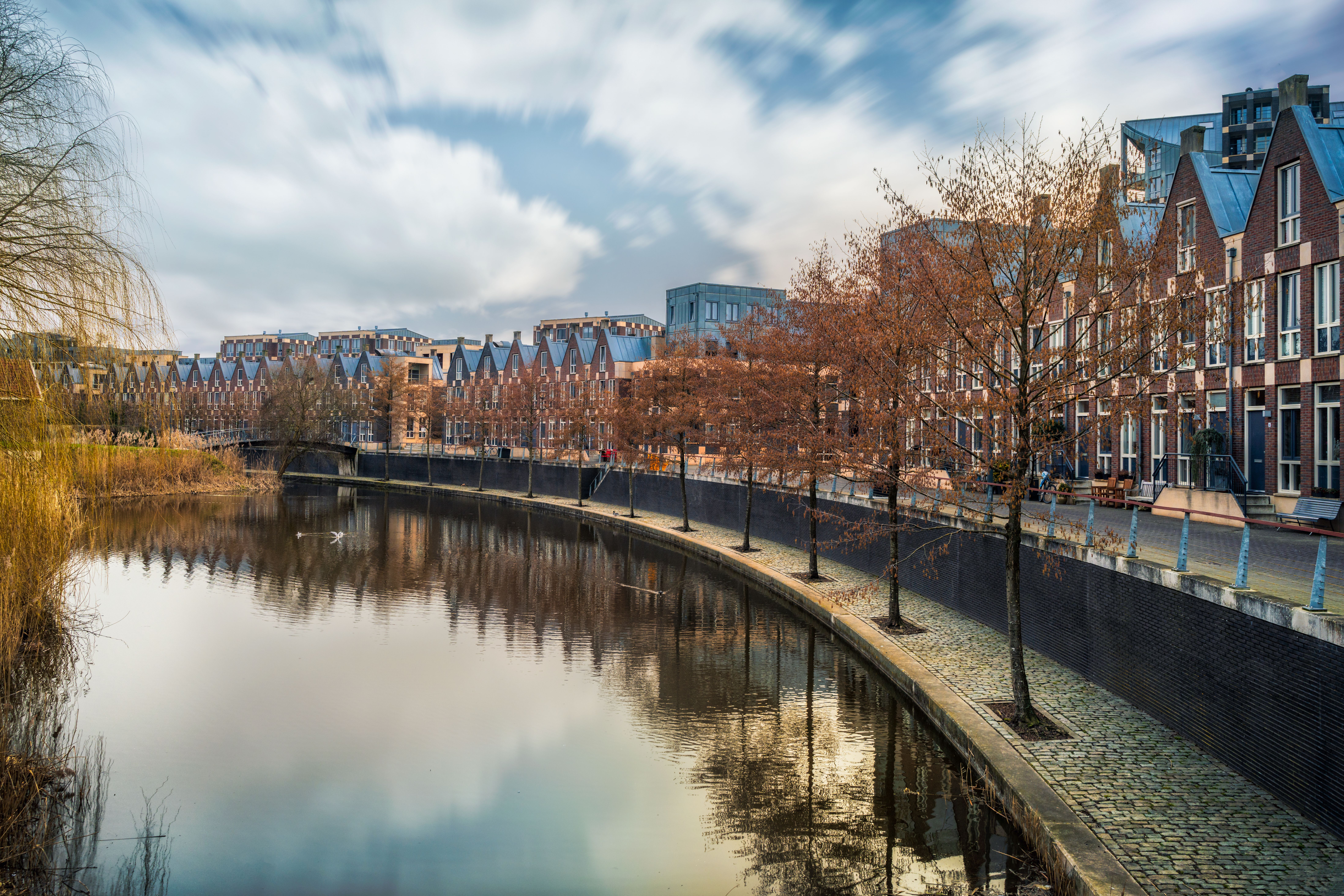 Luchtfoto van de schuine pannendaken van Utrecht met de Domtoren op de achtergrond